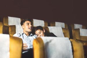 hombre caucásico y mujer pareja de negocios van al cine foto