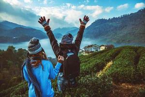 amante mujer y hombre asiático viajes naturaleza. viajar relajarse. parque natural en la montaña. tailandia foto