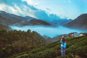 mujer asiática viaje naturaleza. viajar relajarse. parque natural en la montaña. tailandia foto