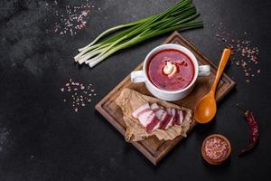 borscht - sopa tradicional ucraniana hecha de remolacha, tomate, repollo, zanahoria y carne de res foto