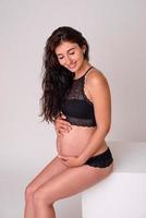 retrato de la joven embarazada disfrutando de su embarazo foto