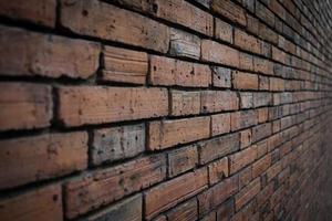 viejo fondo de pared de ladrillo rojo, toma de enfoque lateral en el centro del marco foto