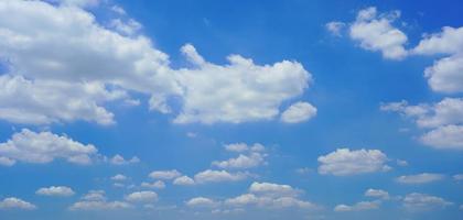 fondo azul cielo. cielo nube clara foto