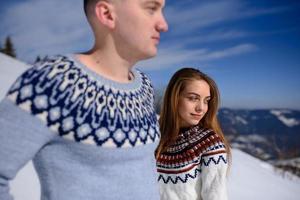 amor en invierno, silueta de pareja en el fondo del bosque, doble exposición foto