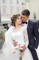 sesión de fotos de boda de una pareja joven y hermosa en la ciudad vieja.