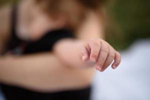 pequeña mano de bebé apuntando al marco foto