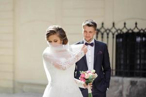 sesión de fotos de boda de una pareja joven y hermosa en la ciudad vieja.