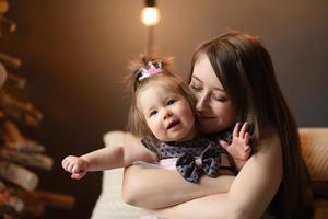 madre e hija se divierten juntas antes de navidad. foto