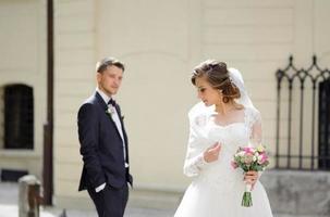 sesión de fotos de boda de una pareja joven y hermosa en la ciudad vieja.