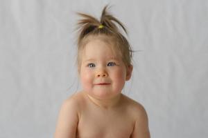 retrato de una niña sobre un fondo blanco. foto