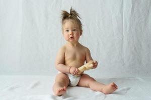 niña de diez meses está jugando con un juguete foto