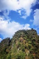 paisaje de montaña en krabi tailandia foto