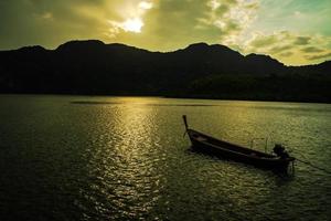 cielo paisajístico con pequeños barcos de pesca en Tailandia foto