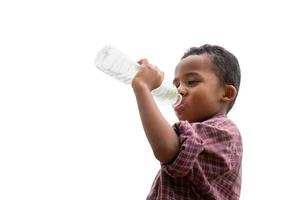 niño afroamericano bebiendo agua sobre fondo blanco foto