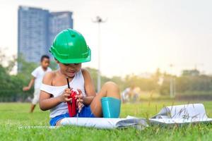 retrato de niños afroamericanos felices jugando al aire libre en un parque, niños jugando conceptos de trabajadores de la construcción foto