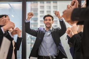 exitoso equipo de jóvenes empresarios de perspectiva en la oficina, un grupo empresarial que celebra después de la reunión, el éxito y los conceptos de trabajo en equipo foto