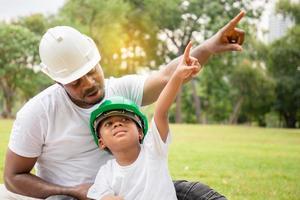 alegre niño afroamericano y padre jugando en el parque, padres e hijos en el parque, conceptos familiares de felicidad foto