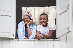 alegre pareja afroamericana en la ventana, conceptos familiares de felicidad foto
