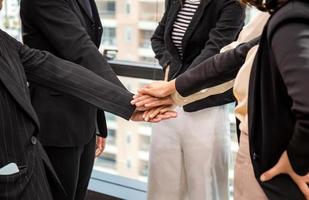 concepto exitoso y de trabajo en equipo, el equipo de personas de negocios se une después de reunirse en una oficina moderna foto