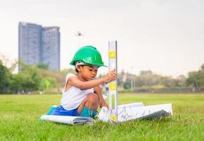 retrato de un niño afroamericano feliz jugando al aire libre en un parque, un niño jugando al concepto de trabajador de la construcción. foto