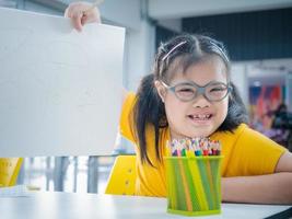 una alegre clase de artes creativas para niños y su profesor en el aula de la escuela, escolares felices jugando un interesante juego de mesa durante una lección en el aula foto