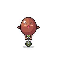 el lindo personaje del huevo de chocolate está montando una bicicleta de circo vector