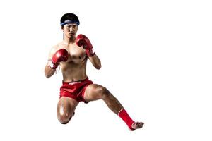 muay thai, hombre asiático ejerciendo boxeo tailandés aislado de fondo blanco foto