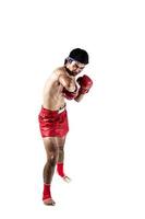 muay thai, hombre asiático ejerciendo boxeo tailandés aislado de fondo blanco foto