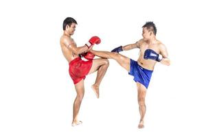 Dos boxeadores tailandeses que ejercen arte marcial tradicional, aislados de fondo blanco foto