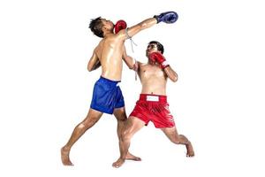 Dos boxeadores tailandeses que ejercen arte marcial tradicional, aislados de fondo blanco foto