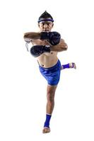 boxeador tailandés con acción de boxeo tailandés, aislado sobre fondo blanco foto