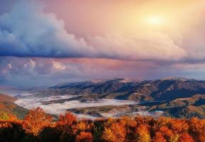 Vista de las montañas de niebla brumosa en otoño, los Cárpatos, Ucrania foto