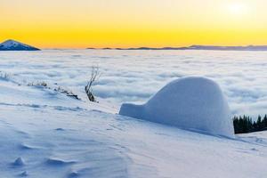 yurta al atardecer en las montañas de niebla invernal foto