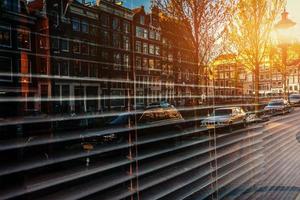 hermosa noche en amsterdam. iluminación de edificios y foto