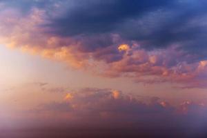 textura de cielo de noche de nubes coloridas fantásticas románticas con diff foto