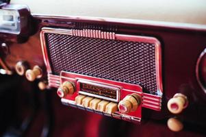 radio en el salpicadero en el interior del antiguo automóvil vintage. foto