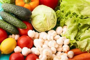 diferentes tipos de verduras en la mesa de la cocina. vista superior y enfoque selectivo foto