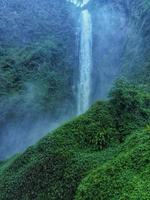 vista de la cascada con un poco de niebla foto