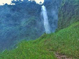 vista de la cascada con un poco de niebla foto