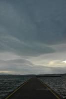noche oscura con embarcadero y nube tormentosa foto