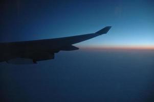 escena de la vista del amanecer desde el asiento de la ventana del avión foto