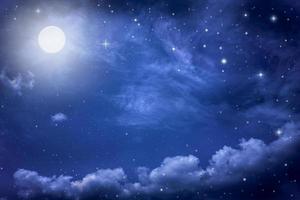 cielo nocturno estrellado con estrellas y luna en el fondo del paisaje nublado foto