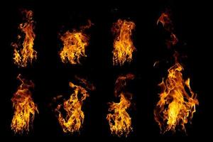 un grupo de llamas reales y calientes arden sobre un fondo negro. foto