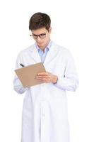 médico joven con portapapeles aislado sobre fondo blanco foto