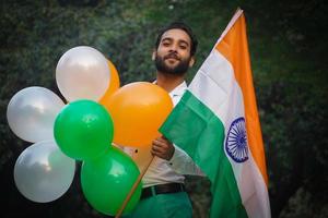 imagen del día de la independencia india con globos coloridos en colores de la bandera india foto