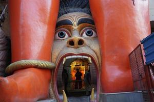 una vista de cerca de la entrada de la imponente estatua de hanuman cerca de la estación de metro jhandewala en nueva delhi foto