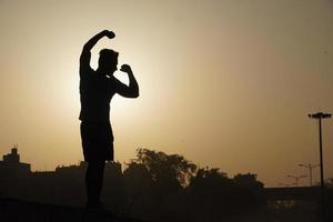 imagen de silueta del hombre con el sol cayendo libre - concepto motivacional foto