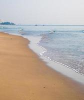 playa arena marrón hermosa natural en la mañana foto