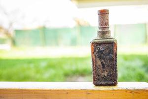botella vintage, botella de vidrio para vino utensilios de cocina sucios vacíos foto