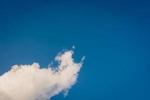 avión a través de las nubes que se elevan sobre los cielos, el espacio en segundo plano. foto